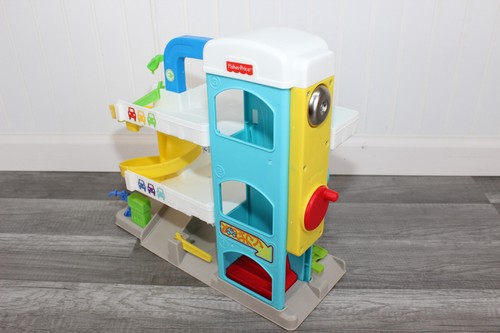 Fisher Price Little People Helpful Neighbors GARAGE RAMP PLAYSET 5 Wheelies Cars - Picture 14 of 18