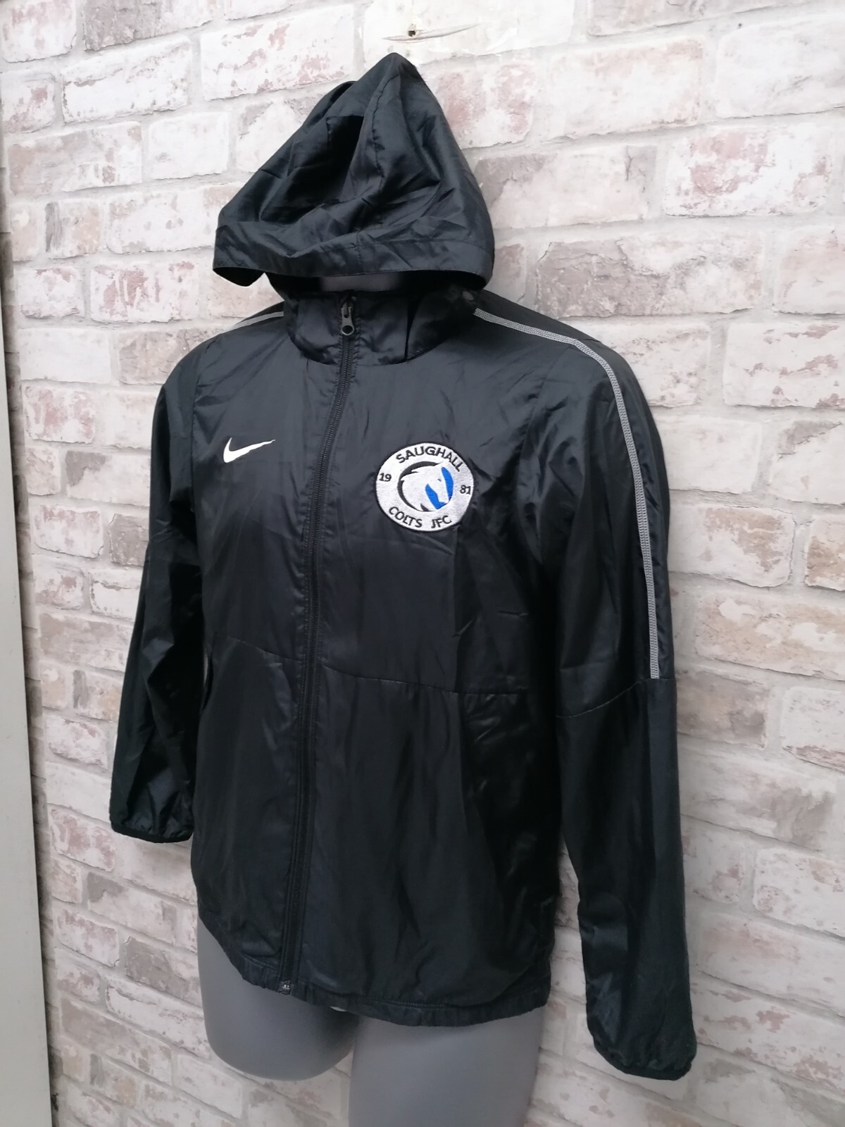 SACAI X NIKE GIACCA RAGAZZO NIKE NERA ZIP LEGGERA CON CAPPUCCIO Saughall Colts ETÀ 12 13 anni.