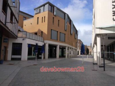 FOTO BEDFORD STREET EXETER WÄHREND DES LOCKDOWNS TROTZ MORGENS AUF EINER W