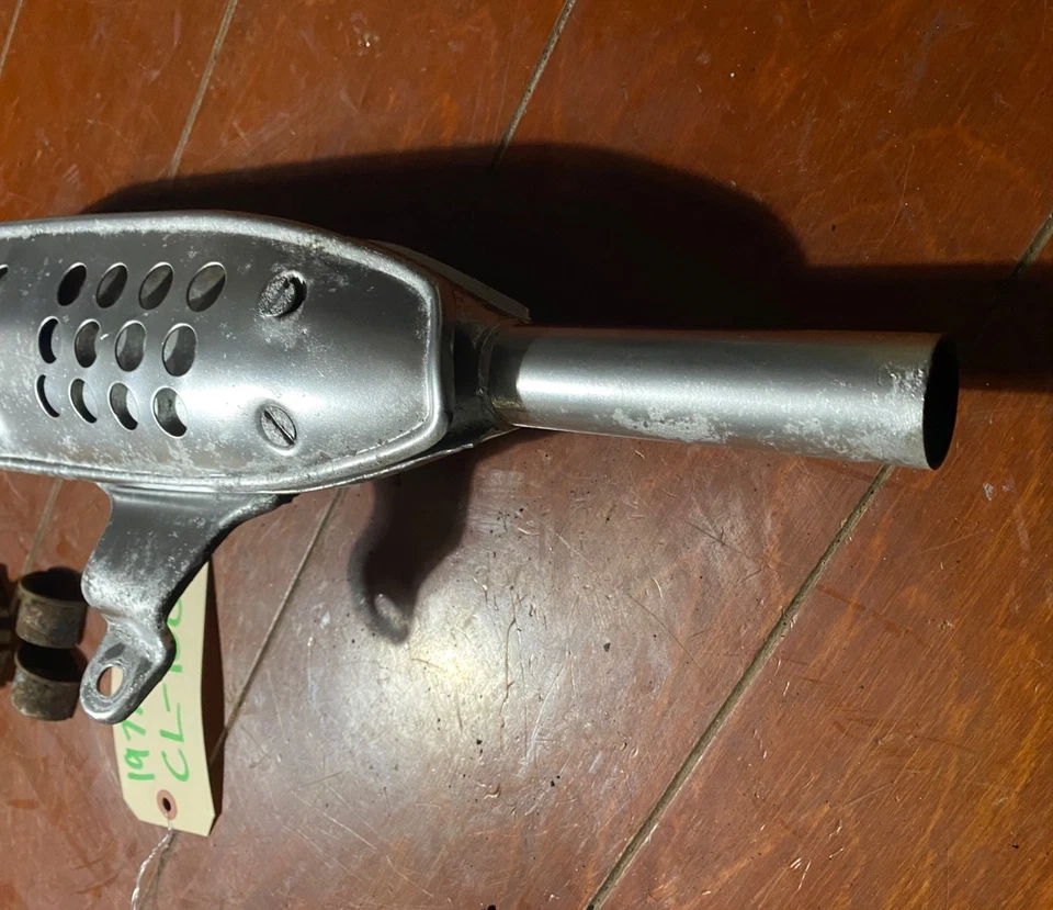 Bonito tubo de escape Honda CL100 1972 y 1973 vintage con accesorios de montaje OEM Foto 3 de 4