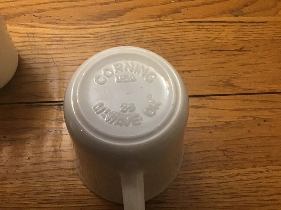 Corning Ware vintage 4 tazas blancas y un plato de mantequilla cubierto años 70 en muy buen estado Foto 4 de 4