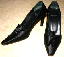 Vera Wang BLACK Formal CLASSIC Ribbon Knot Dress PUMPS Heels Sz 8 M runs Narrow