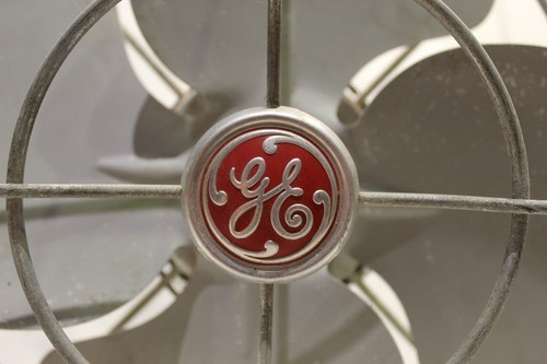General Electric Oscillating Desk Fan WORKING! Vtg Industrial 1950s GE Red Logo - Picture 13 of 13