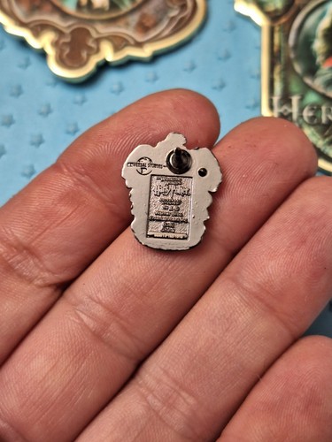Set of 4 Miniature Universal Studios HARRY POTTER CREST PINS - Picture 7 of 7
