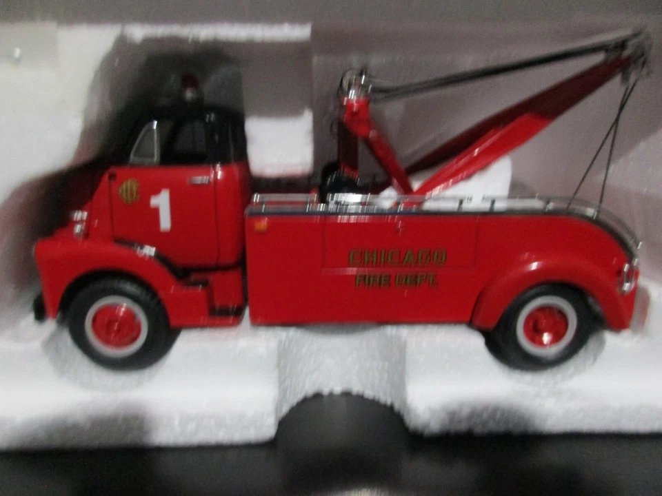 FIRST GEAR-" CHICAGO FIRE DEPT. " 1952 GMC HEAVY DUTY WRECKER 1:34 - Image 2 of 4