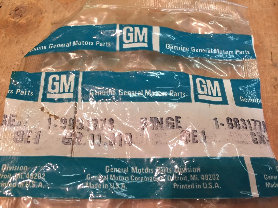 1975 76 77 OLDS OMEGA PONTIAC VENTURA NOS GM 1/4 GLASS SWING OUT HINGE 9831778 - Image 2 of 2