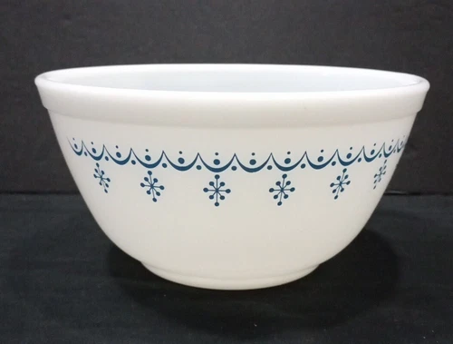 Vintage Pyrex Snowflake Garland 402 Mixing Bowl Glass 1-1/2 Qt White Blue