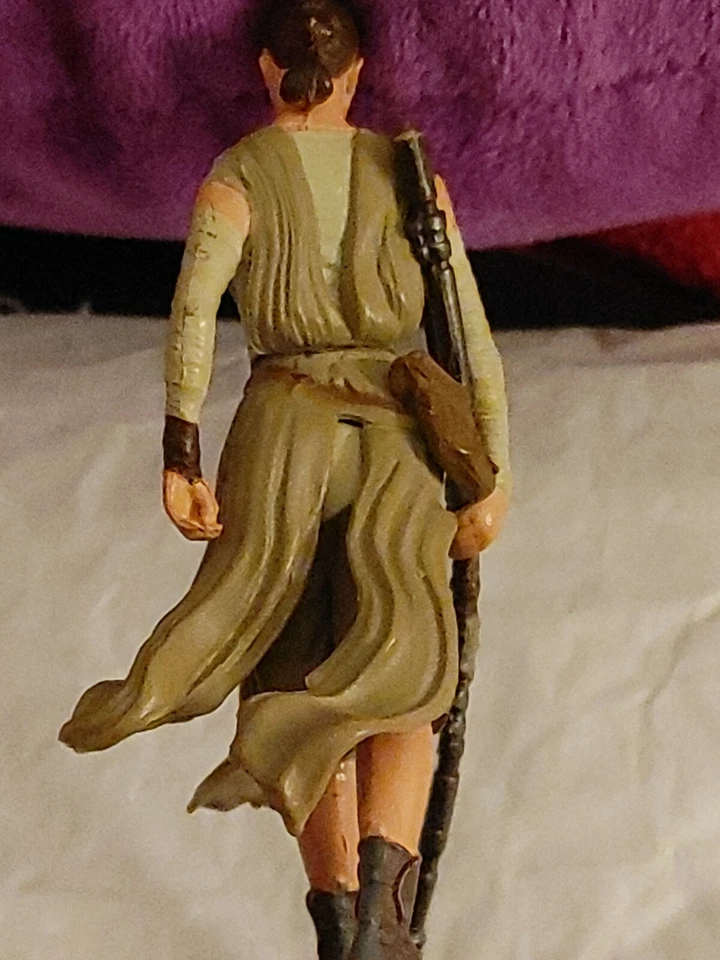 ATTRACTIVE LUCAS FILMS/DISNEY 4" FEMALE FIGURINE PUT ON YOUR TEAM! LOTS OF FUN! - Image 4 of 4