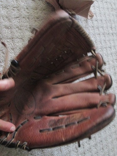 Guante de béisbol softbol Louisville Slugger 12,75 moretones acolchado derecho - Imagen 2 de 2