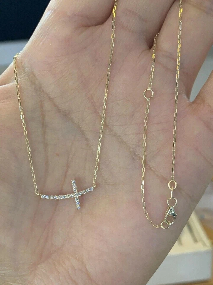 Colgante Cruz Lateral Diamante Creado en Laboratorio Corte Redondo de 1 quilate Chapado en Oro Amarillo 14K Foto 2 de 4