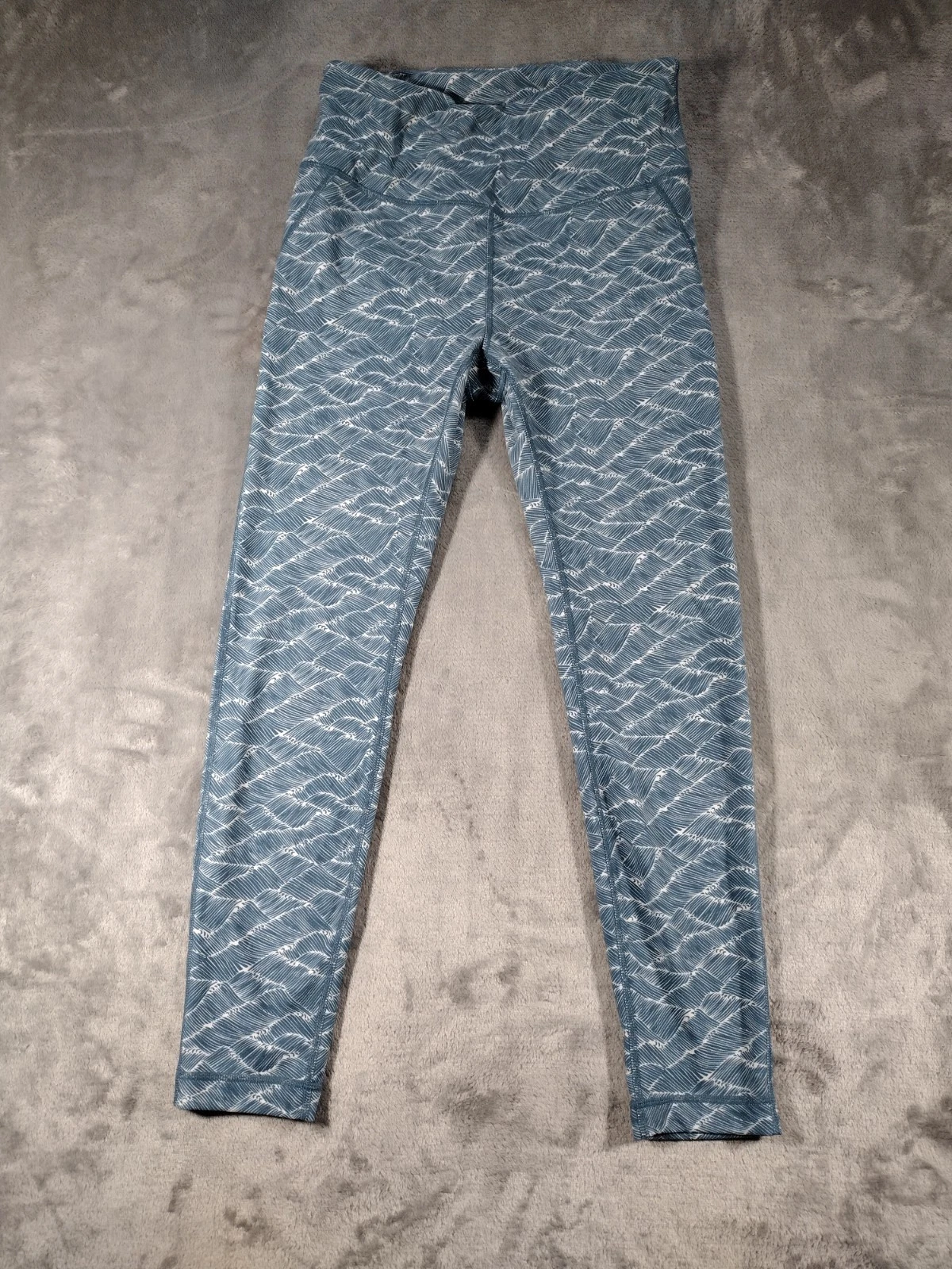 vuori pace high rise printed wave yoga leggings