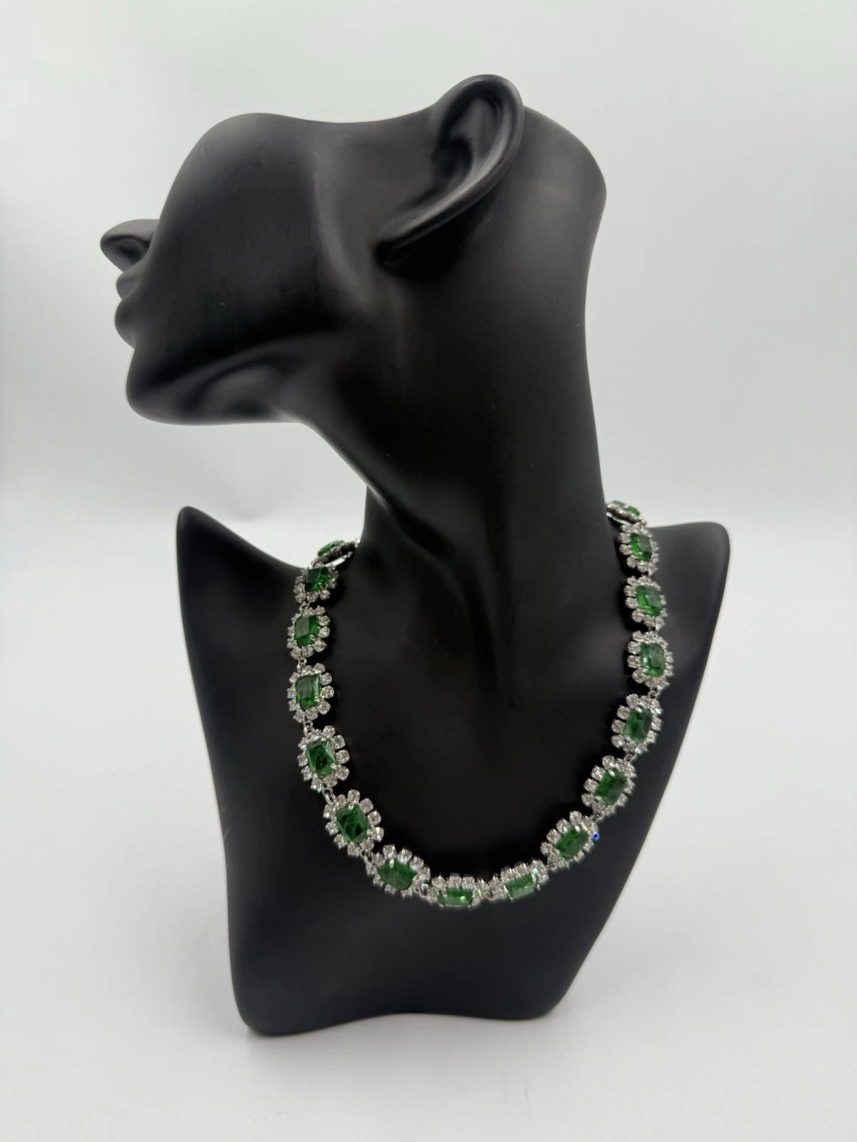 Collana Christian Dior 1972 con smeraldo e pietra di vetro