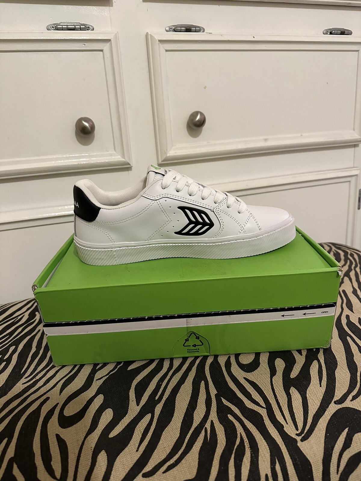 SAOLA Sneaker CARIUMA in pelle bianca taglia 8M 9 5W (solo scarpa sinistra)