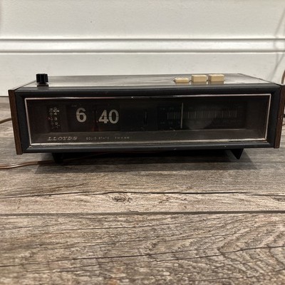 Vintage LLOYDS AM FM Radio Alarm FLIP Clock Model IJ61G-131a 