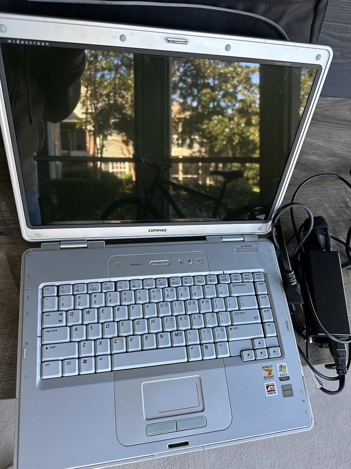 Netbook Presario V5000 Compaq com estojo de viagem e carregador OEM - Imagem 3 de 4