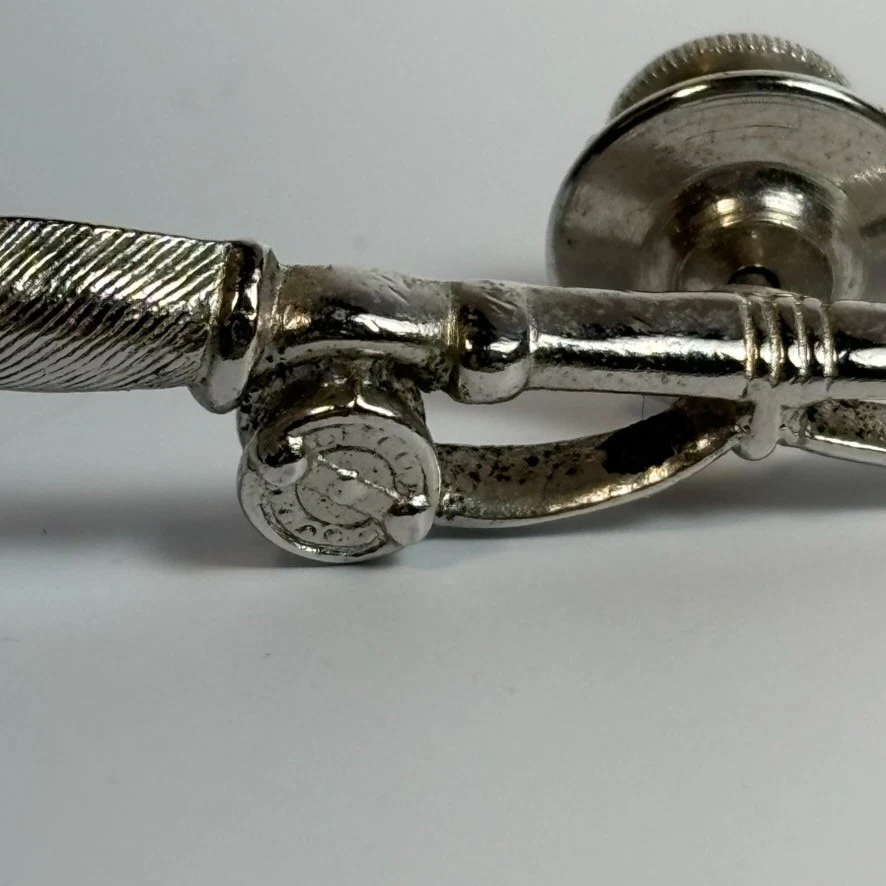 Pin de barra de corbata vintage tono plateado caña de pescar pez ondulado regalo único firmado Foto 2 de 4
