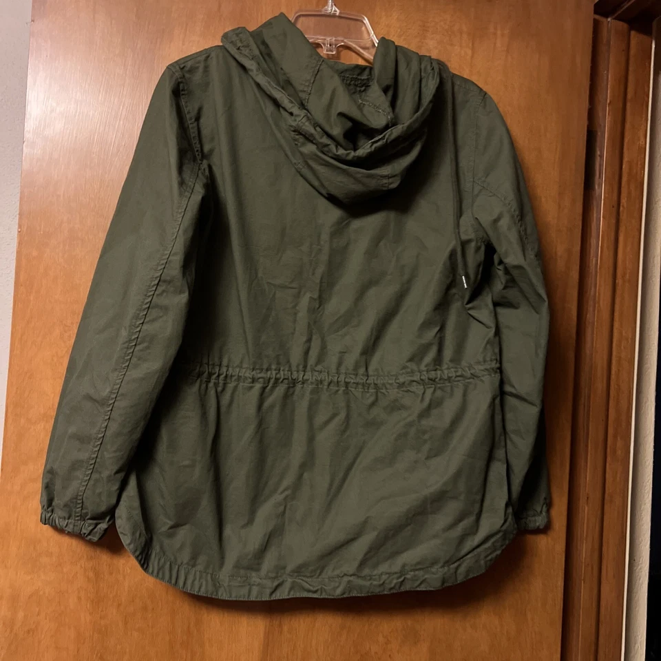 Jaqueta bordada verde oliva feminina Xhilaration tamanho G bolsos e capuz gravata na cintura - Imagem 3 de 3
