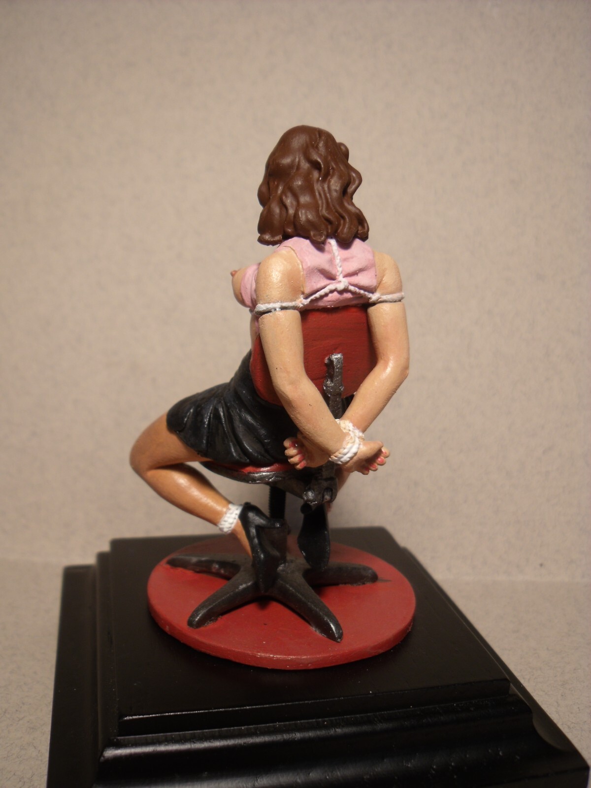 Figurine 1/18 Ursula non peinte pour personnaliser un garage miniature