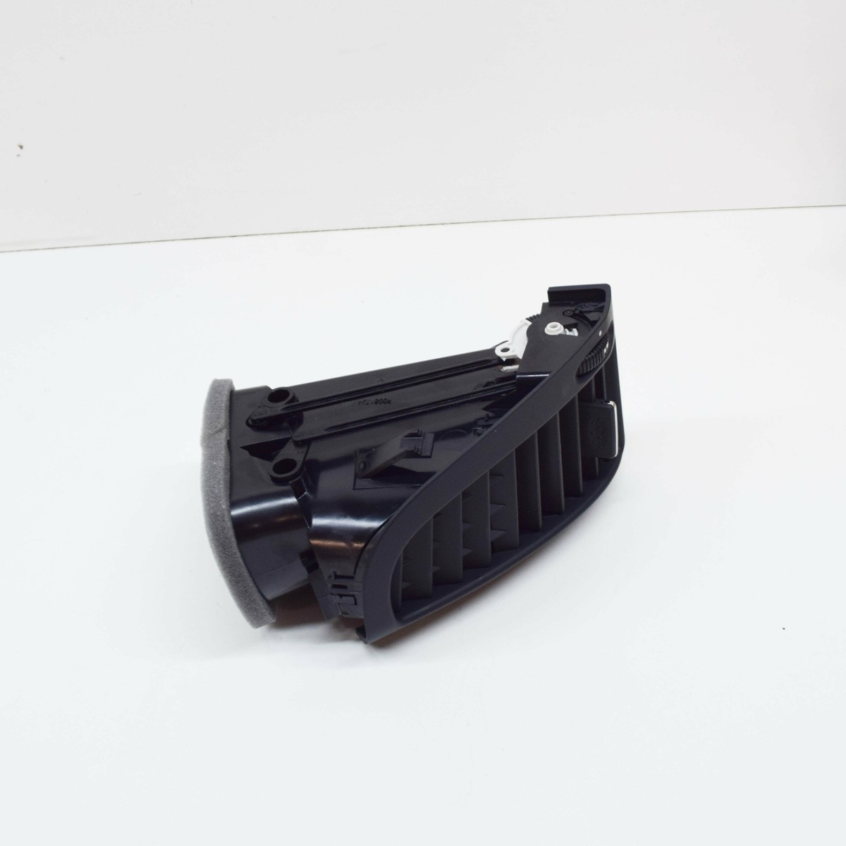 MB VITO W639 Dashboard Left Outside Lateral Nozzle A63983001549F75 