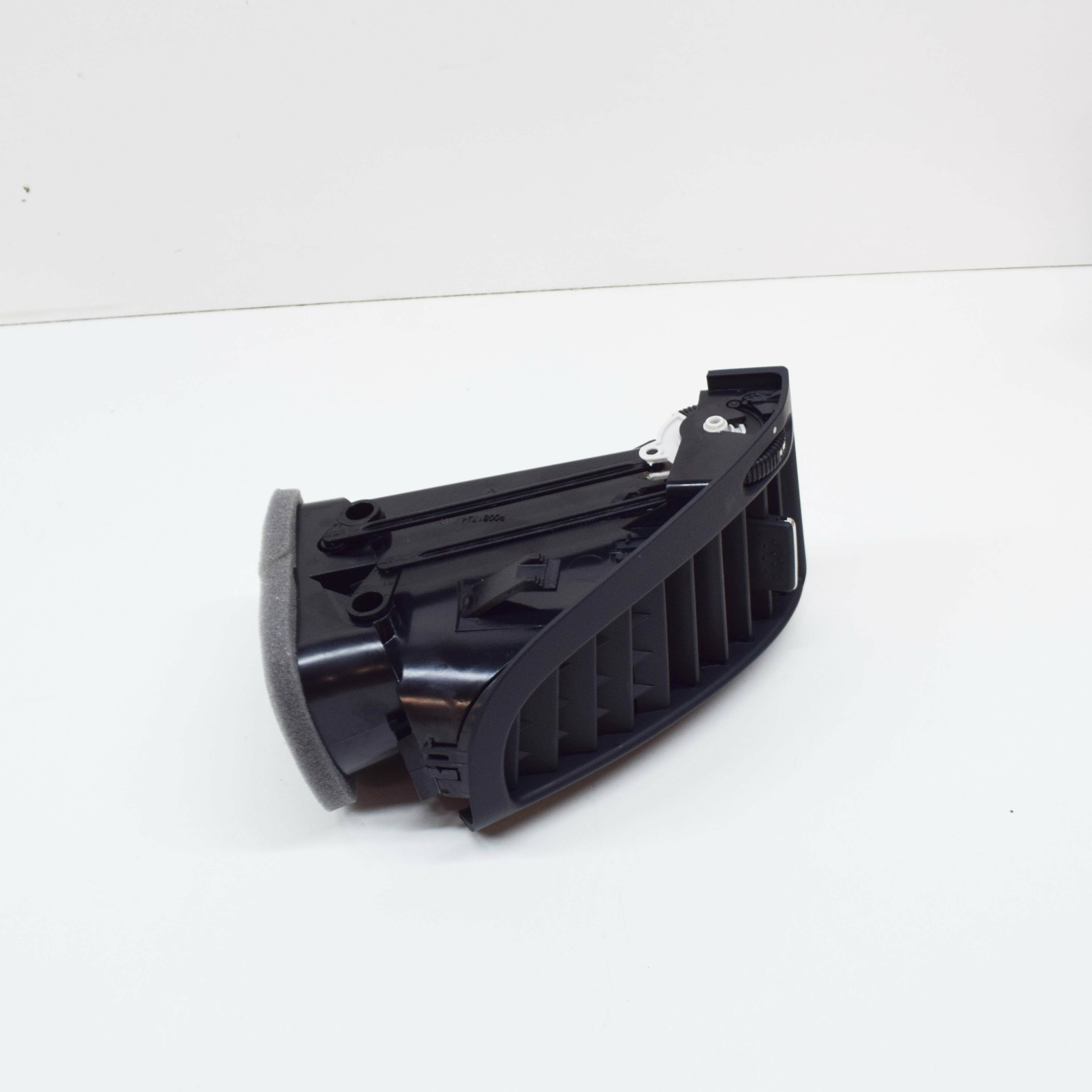 MB VITO W639 Dashboard Left Outside Lateral Nozzle A63983001549F75 