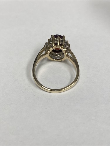 14 Karat Goldring mit einem ovalen Granat umgeben von Diamanten - Bild 5 von 12