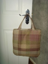 NEW  IN BEIGE RED GREEN WOOL MIX TWEED  13in TOTE GRAB  BAG MAGNETIC LINED