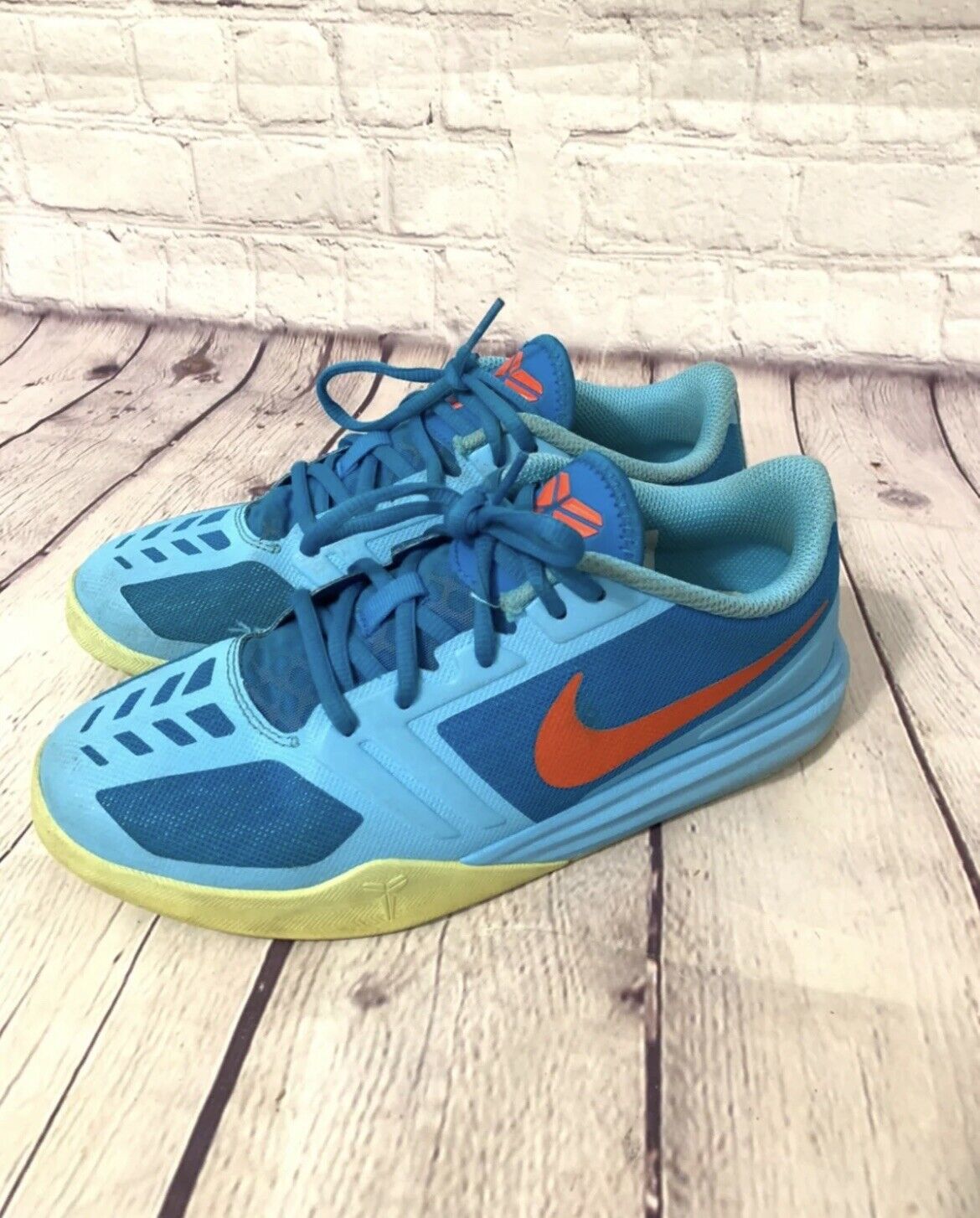 Nike Kobe Bryant￼ mentality 705387Youth size 5.5 Sneaker tennis shoes