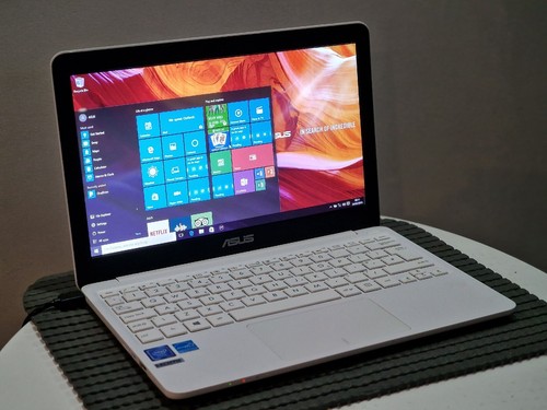 ASUS NoteBook E200H Laptop Atom Z8300 1.44GHz 2GB RAM 32GB eMMC Windows 10 Home - Picture 2 of 8