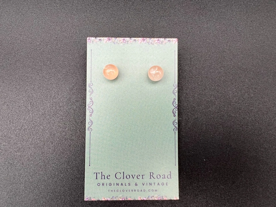 Aretes de bola de cuarzo rosa de 8 mm | Cierre de mariposa dorada | Joyería clásica Foto 4 de 4