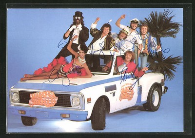 Musiker der Saragossa Band in einem Auto, Ansichtskarte 
