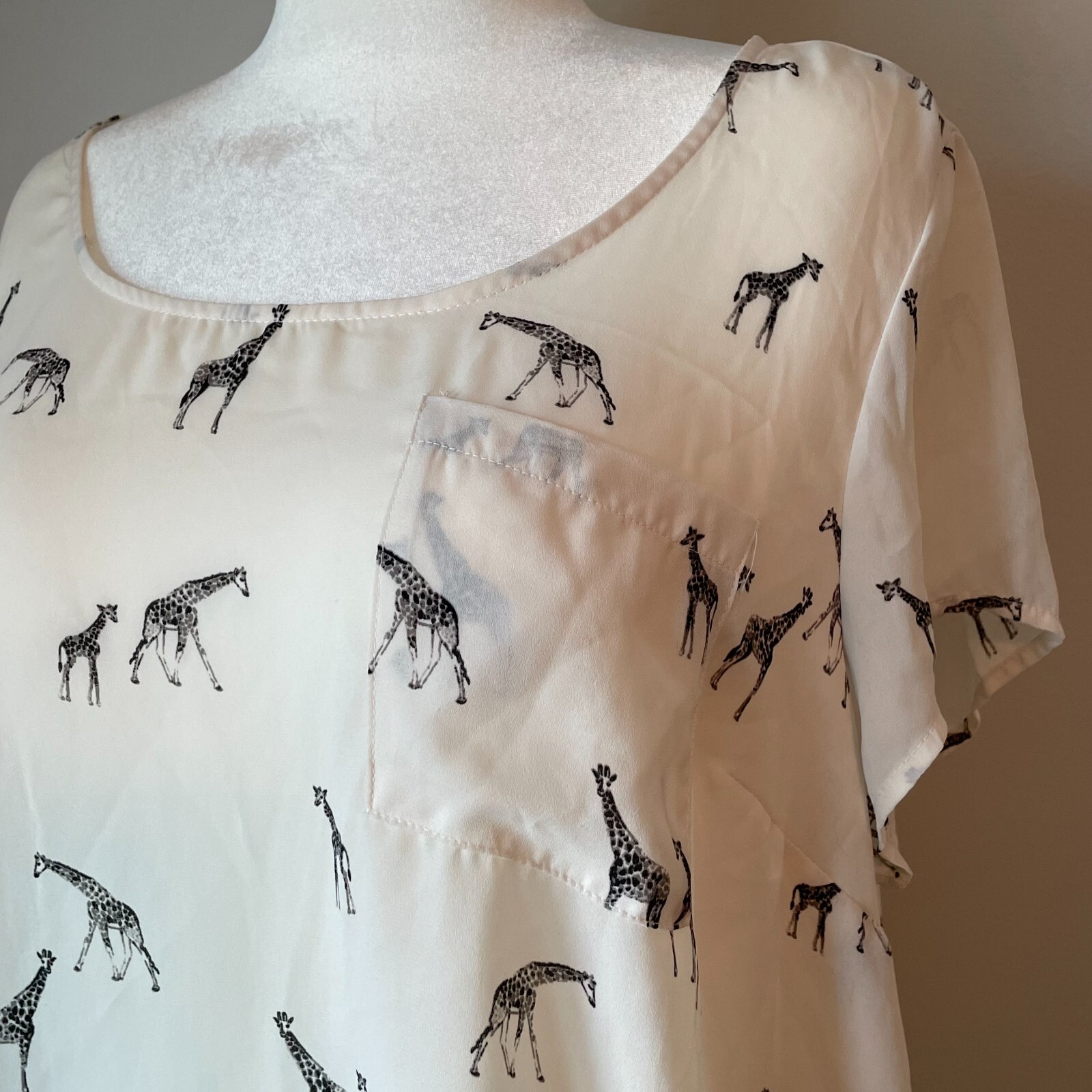 Torrid Giraffe Back Button Cap Sleeve Blouse Size… - image 1