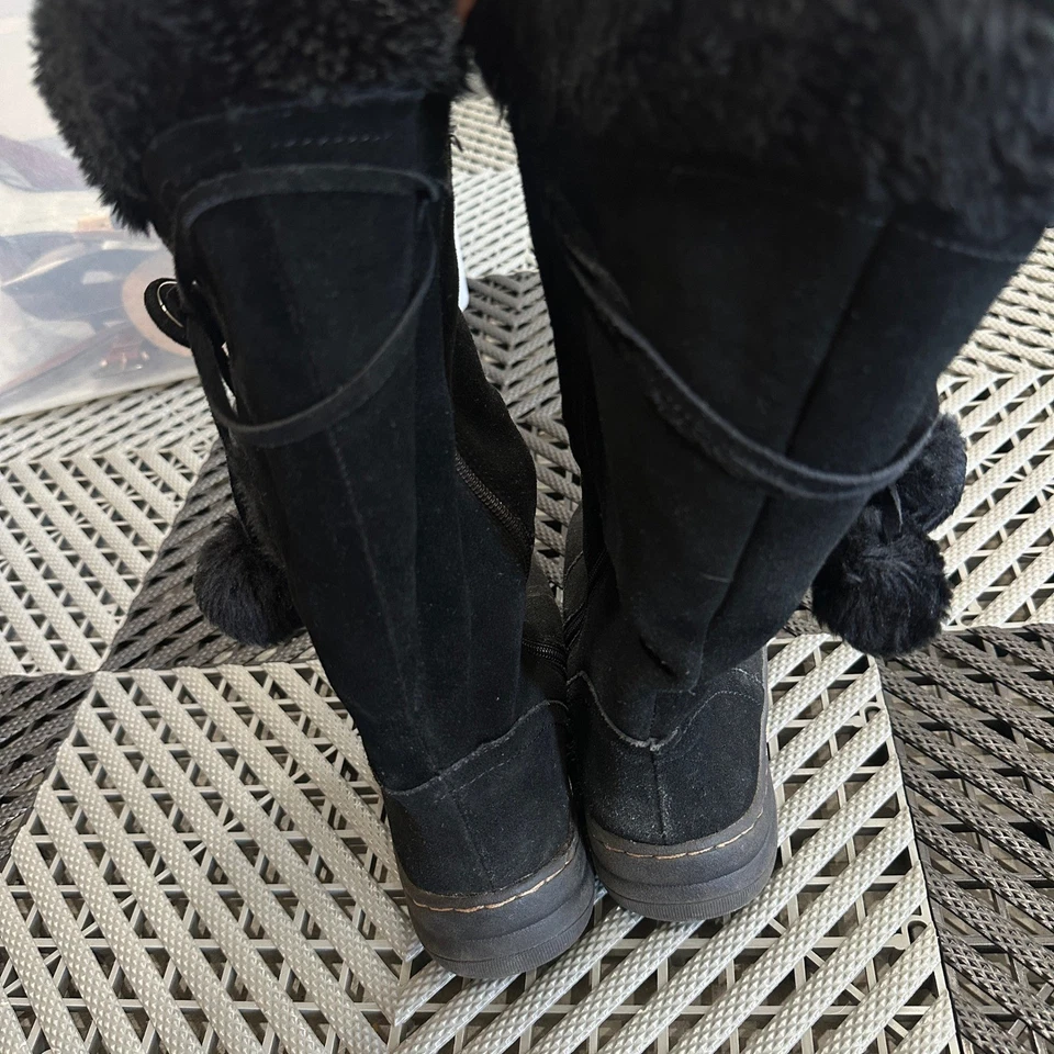 Botas de inverno BareTraps camurça preta acabamento de pele sintética detalhes Pom Pom tamanho 6M - Imagem 4 de 4
