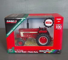 International Havester Farmall 1066 Britains Tractor 1:32. Boxed