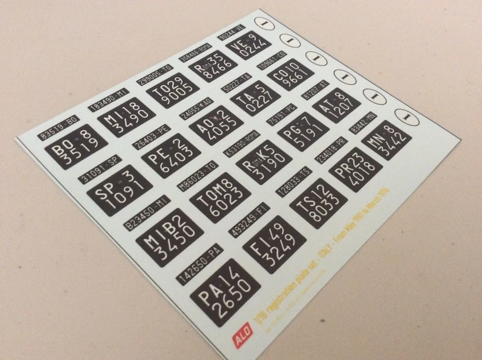 1951-1976 PLAQUES D'IMMATRICULATION ITALIENNES 1:18 DECALS - POUR 20 VOITURES - Photo 1/1