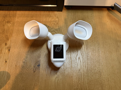 Ring Floodlight Cam Wired Pro Full HD IP Kamera weiß