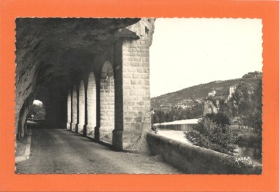 CPA/CPSM/CP - SET 46 - DIE PARADE DER ENGLÄNDER - IM HINTERGRUND SAINT-CIRQ-LAPOPIE -