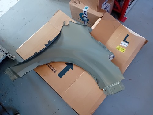 Parafanfo anteriore sx Toyota Yaris dal 2020 nuovo originale - Foto 2 di 2