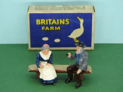 BRITAINS BOXED LEAD MODEL HOME FARM SERIES PICTURE PACK #5026 2 AGED VILLAGERS