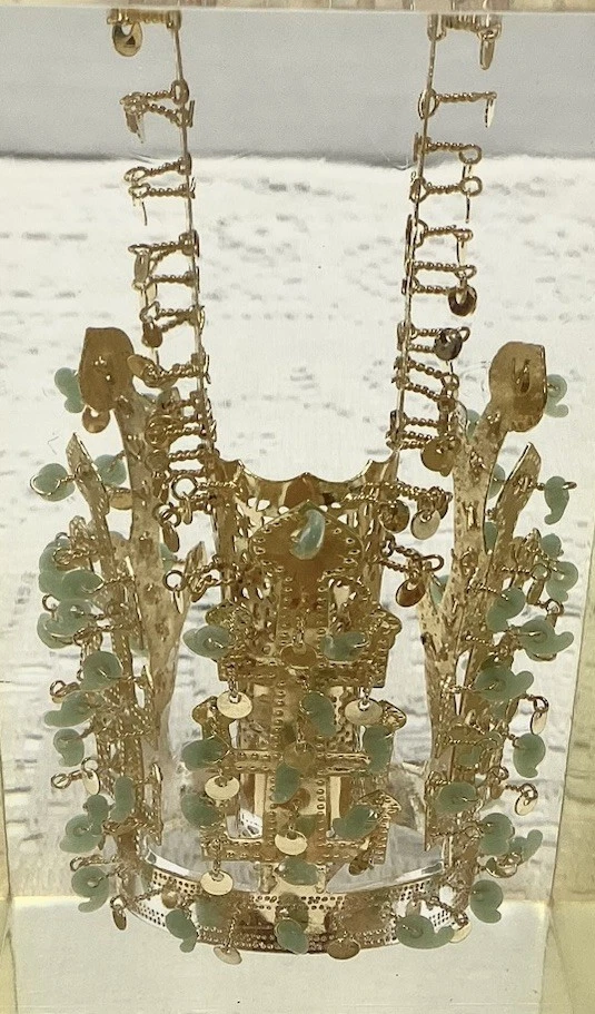 Corona coreana de colección chapada en oro de la dinastía Silla con jade en cubo de Lucite pisapapeles Foto 3 de 4