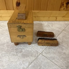 VINTAGE ESQUIRE WOODEN SHOE  VALET De Luxe Pat. Pend. W/Brushes