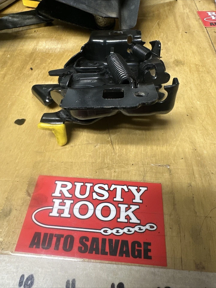 Ford Explorer 2004 cierre de capó Foto 3 de 4