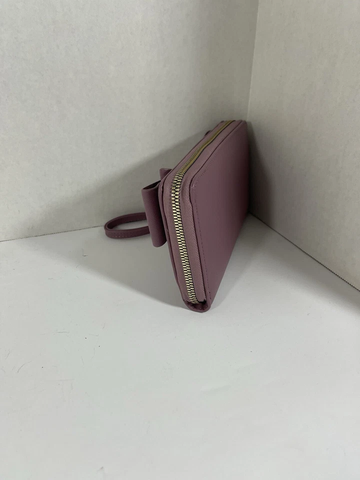 Muñequera billetera Betsey Johnson con cremallera alrededor morada lazo para mujer Foto 2 de 4