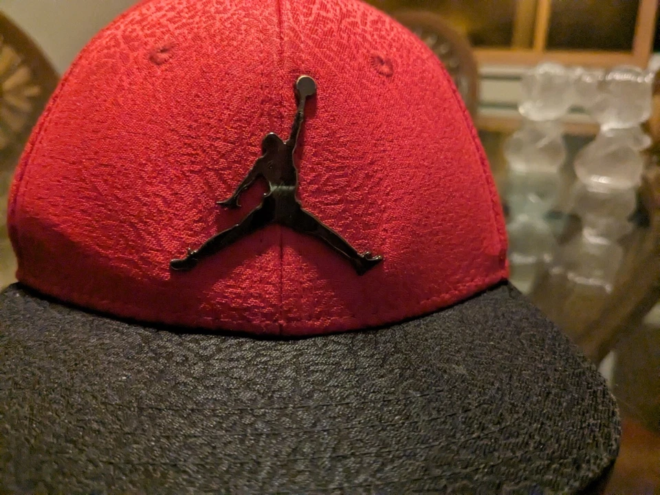 婴儿红色黑色和灰色乔丹帽子迈克尔乔丹帽子 — 第 2/4 张图片