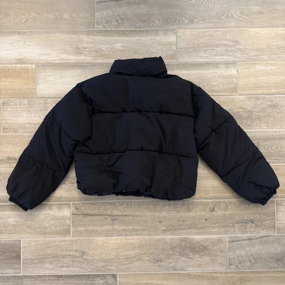 Chaqueta acolchada recortada con cremallera completa para mujer Amazon Essentials talla mediana negra Foto 2 de 4