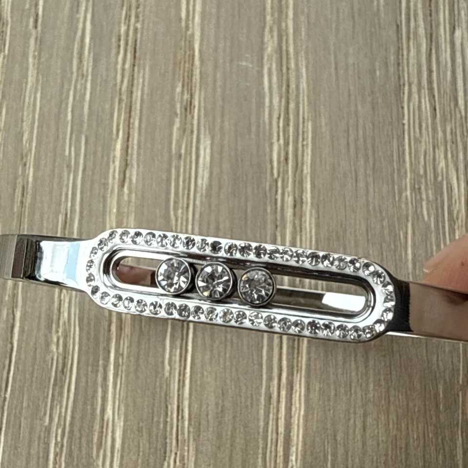 Brazalete solitario de diamantes estimulados de 1,80 quilates que se puede abrir Foto 3 de 4