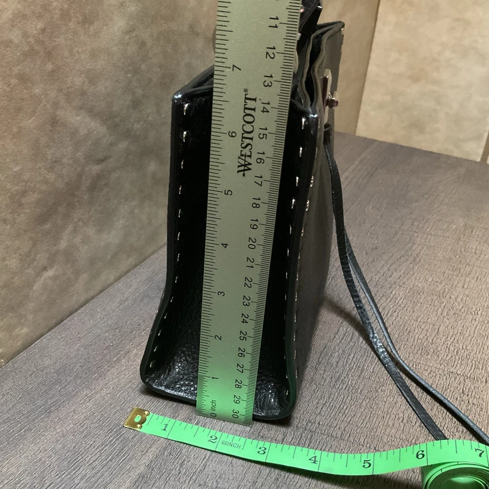 Bolsa satchel tiracolo preta cravejada REBECCA MINKOFF pequena com zíper alça superior couro - Imagem 4 de 4