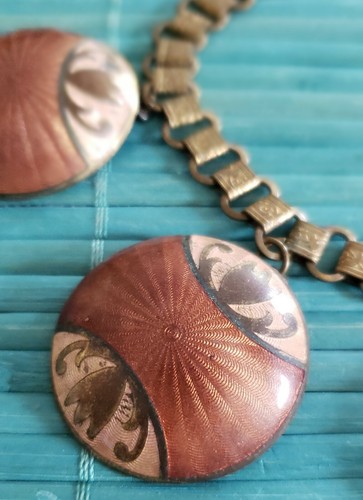 VINTAGE 1950'S GUILLOCHE DOMED ROUND DISC CHARM BRACELET - Picture 5 of 12