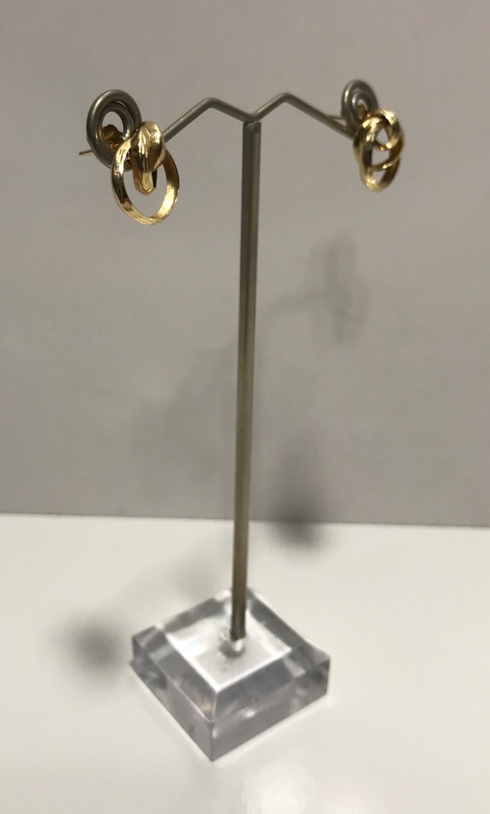 14K Yellow Gold Interlocking Circle Stud Earrings - image 2