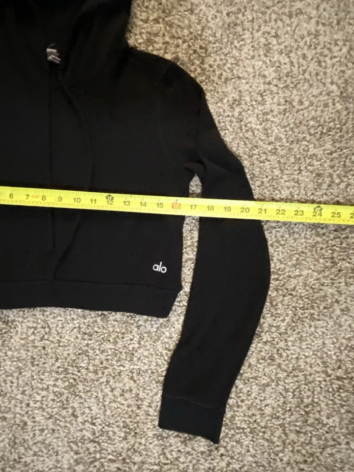 Sudadera con capucha corta negra Alo Yoga para mujer con logotipo talla mediana Foto 4 de 4