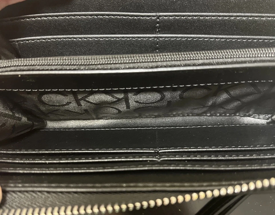 全新带标签 Calvin Klein 黑色漆皮银色拉链腕带钱包。 漂亮。 — 第 4/4 张图片